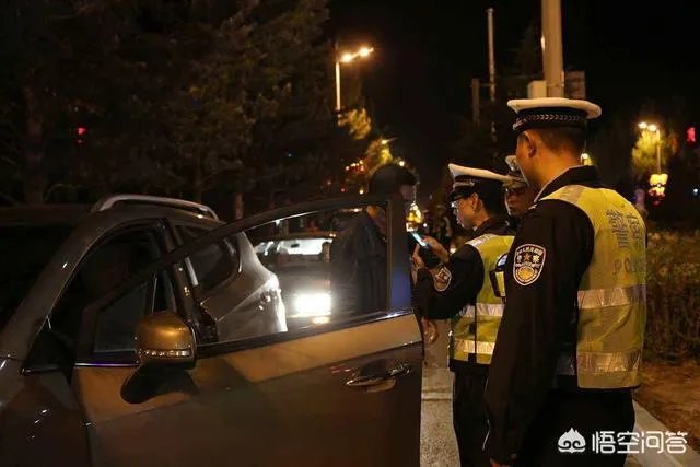 全国都在严查酒驾醉驾,并且大力宣传,为什么还会有人顶风酒驾,各位亲怎么看?
