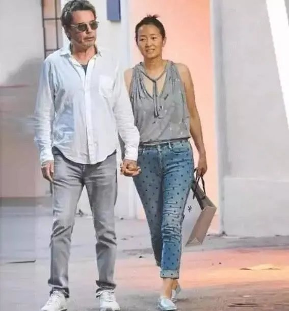素颜现身街头的巩俐,是什么样的状态?