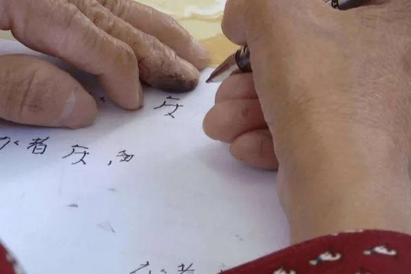 盲人练一年字才办成离婚，这算不算“为难”当事人？