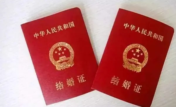 目前我国结婚证内页上印的是什么花?