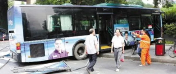 现场画面曝光!公交车冲入花坛司机身亡,是什么酿成了这起惨剧?