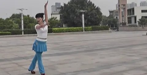 广场舞泉水叮咚响分解动作