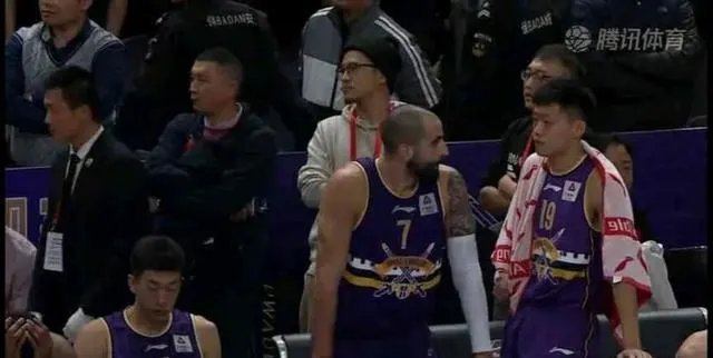 北控遭绝杀后,场边的杨毅难掩失落!他不是解说员吗?为什么不保持中立的态度呢?