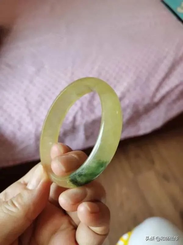 大家帮忙看看这手镯是真玉吗?