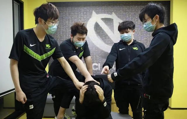 VG终结9连胜的FPX以后,教练kkoma接受采访表示后悔没早点让蕉太狼上场,如何评价?