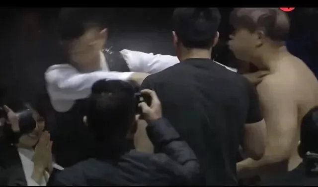 日本拳手对杨建平脸上吐口水，老杨冲上擂台OK日本和教练，您对杨建平老师如何看待？