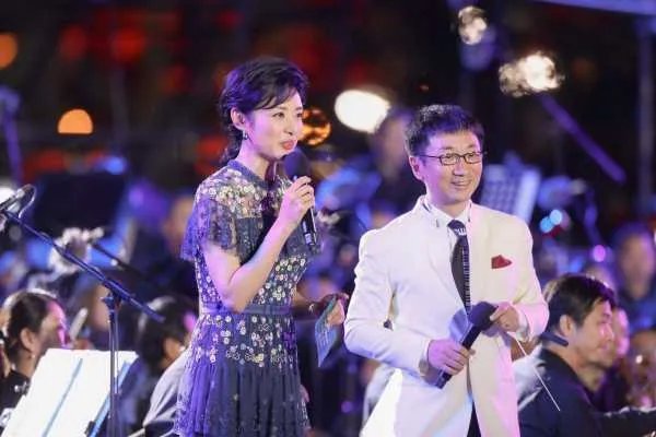 周涛一秒上班杨澜一秒下班一事，体现出了什么？