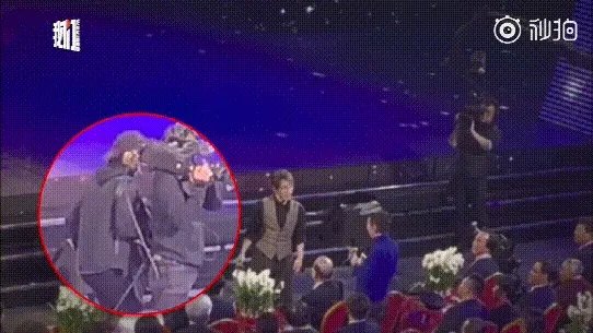 刘谦为什么突然不火了 刘谦为什么给日本人跪着磕头