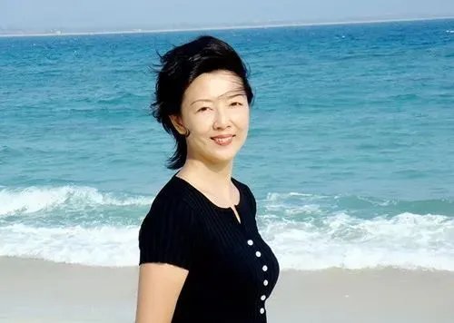 手语老师周晔,直播25年“不说话”,一开口想给朱广权一巴掌,为什么