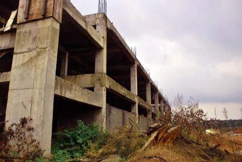 你怎么看待等了10年花了2000万住进烂尾楼这件事呢?