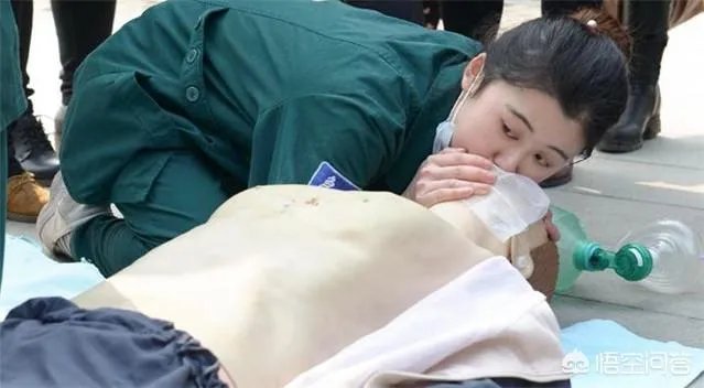 95后大连美女护士跪地为6旬老人人工呼吸抢救,你怎么看?