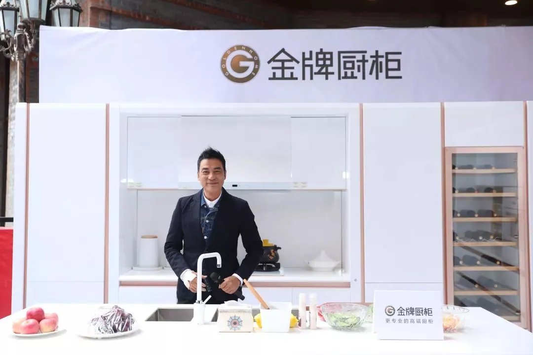 遇袭康复期的任达华状态如何?直击金牌厨柜兴义站了解详情!