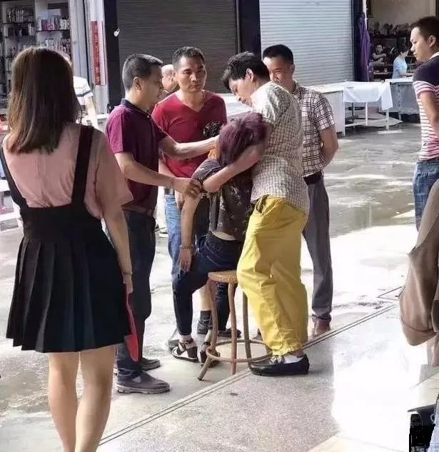 女游客云南试戴30万玉镯碎了当场吓晕是怎么回事?