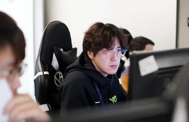 VG终结9连胜的FPX以后,教练kkoma接受采访表示后悔没早点让蕉太狼上场,如何评价?