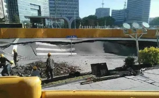 长春一在建地铁口附近发生道路塌陷了吗?