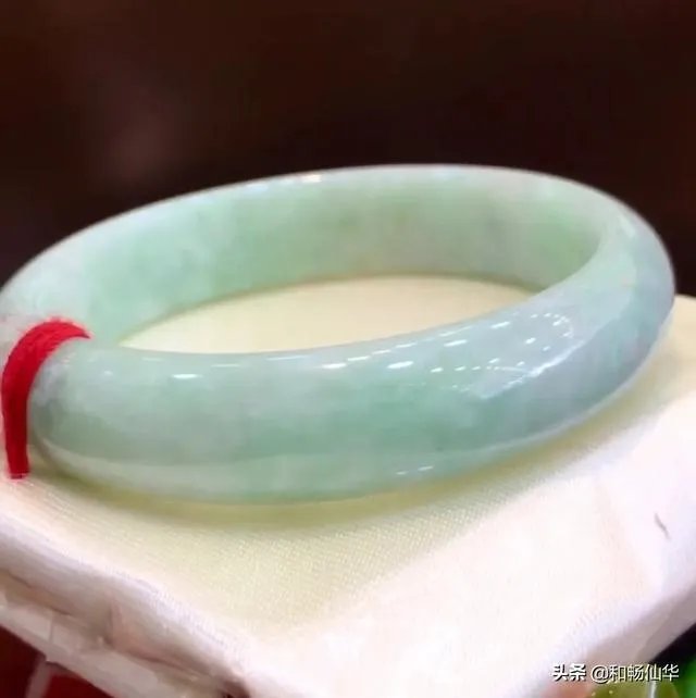 大家帮忙看看这手镯是真玉吗?