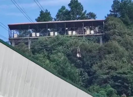 重庆女子玩高空项目坠落,情况如何?