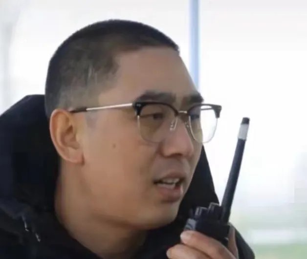 王宝强堂弟晒豪车当导演,你觉得他是怎样一个人?