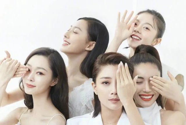 新版《粉红女郎》杀青,你们怎么看万人迷和哈妹的年龄差?