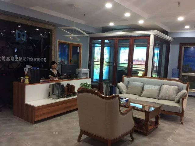 门窗坠落屡次发生,谁来保障安全?