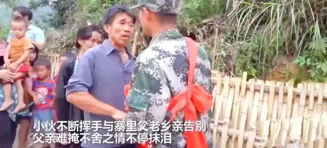 00后苗族小伙参军全寨送行,现场情况如何令人动容?