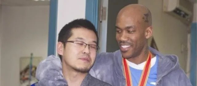 北控遭绝杀后,场边的杨毅难掩失落!他不是解说员吗?为什么不保持中立的态度呢?