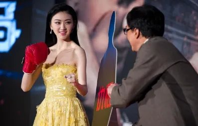 成龙不敢碰她,甄子丹想搂没搂到,王思聪不敢撕,却被任嘉伦吻了,她是谁?