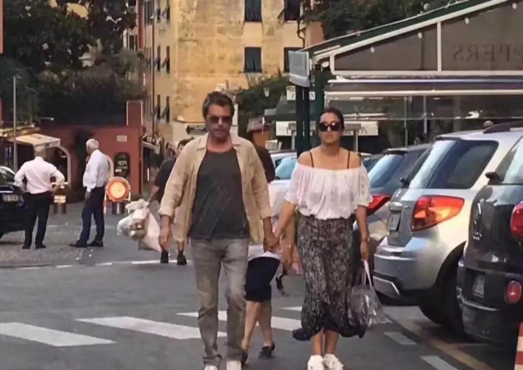 素颜现身街头的巩俐,是什么样的状态?