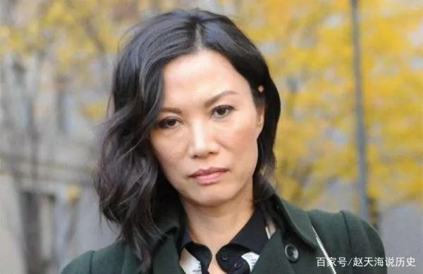 那个离婚分得百亿家产的邓文迪,如今过得怎么样了?