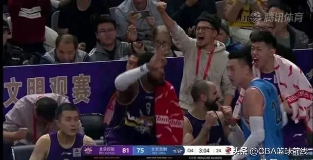 北控遭绝杀后,场边的杨毅难掩失落!他不是解说员吗?为什么不保持中立的态度呢?