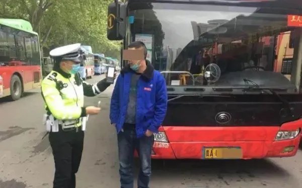 成都公交司机被男子从背后拿石块袭击，事情的起因是什么？