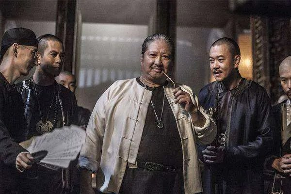 洪金宝坐轮椅戴口罩上街,他的双脚究竟患了什么恶疾?
