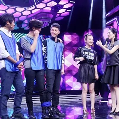 曝快乐大本营韩寒冯绍峰同台 小野私照首度公开曝料选婿标准