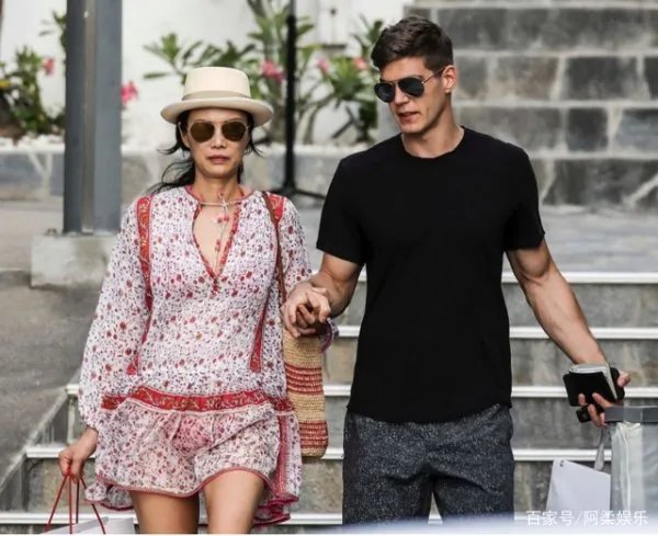 那个离婚分得百亿家产的邓文迪,如今过得怎么样了?