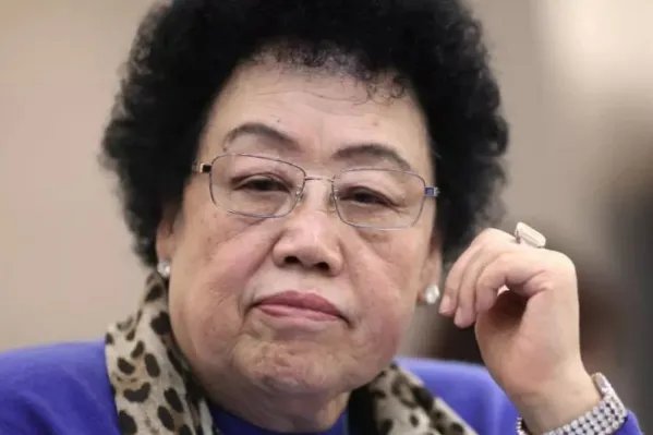 就算如今身家缩水,依旧有410亿资产,“中国第一富婆”陈丽华究竟多有钱?