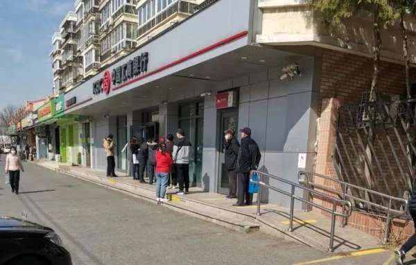 银行回应高温天拒绝市民入内排队!是哪家银行?你怎么看?