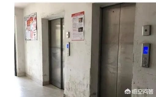 邻居发告示“逝者禁止乘电梯”,家人无奈抬棺走17层楼梯,你怎么看?