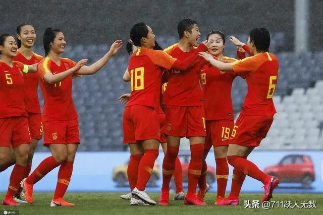 感人!中国女足6:1大胜,泰国球迷高喊武汉加油,你怎么看?