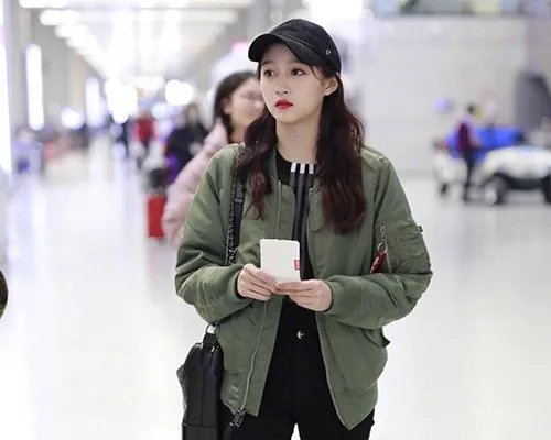 关晓彤为了凹造型,在机场夏天穿外套,明星们为了时尚不会感到热吗?