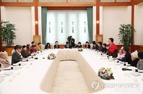 在“慰安妇”协议上,文在寅再展“变色龙”本色,你怎么看?
