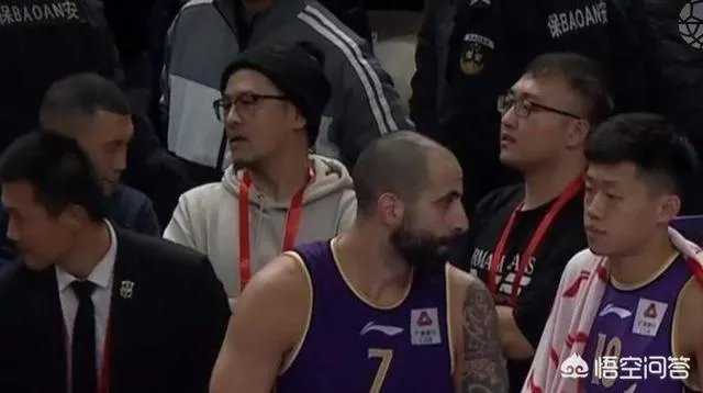 北控遭绝杀后,场边的杨毅难掩失落!他不是解说员吗?为什么不保持中立的态度呢?
