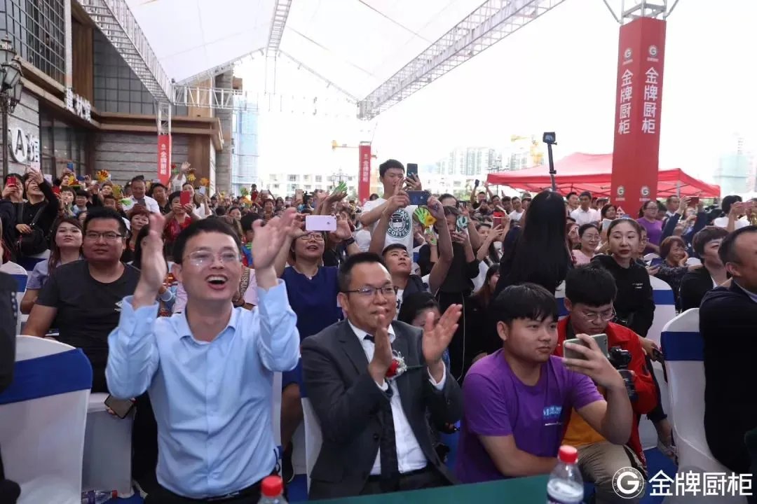 遇袭康复期的任达华状态如何?直击金牌厨柜兴义站了解详情!