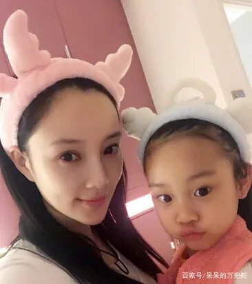 甜馨和妈妈逛街遭偷拍，李小璐迅速遮住甜馨的脸，不能给孩子一点隐私吗？