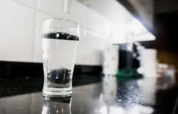 深圳小伙常喝生水致脑中布满寄生虫,生水很脏吗?