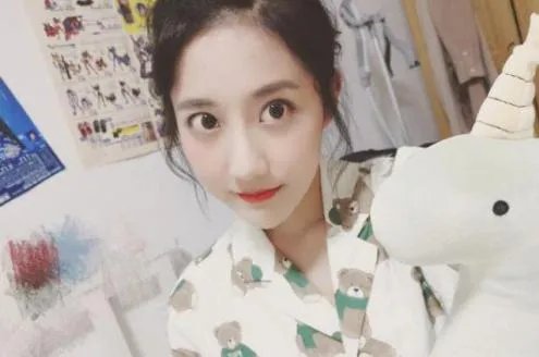 SNH48李艺彤对直播骂人事件道歉,你会原谅她吗?