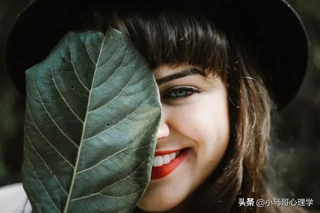 男朋友的前女友和男朋友家人一直有联系,而且很好,但是和男朋友没有联系,我应该生气吗?