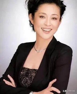 大家觉得佟丽娅主持春晚怎么样？