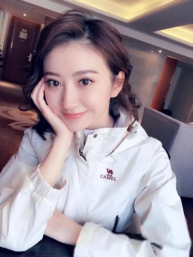 成龙不敢碰她,甄子丹想搂没搂到,王思聪不敢撕,却被任嘉伦吻了,她是谁?