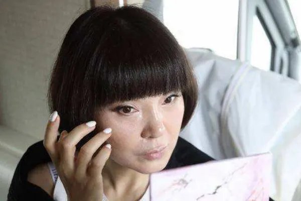 90后女孩忍痛借亡父微信鼓励母亲,你想对她说什么?