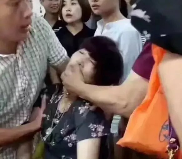 女游客云南试戴30万玉镯碎了当场吓晕是怎么回事?